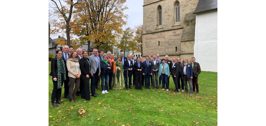 Die Mitglieder des Forstausschusses „Deutscher Kommunalwald“ auf Besuch in Brilon. In der Mitte neben der Waldfee Jessica Mann der Gastgeber Bürgermeister Dr. Christof Bartsch und Silke Gorißen, Ministerin für Landwirtschaft und Verbraucherschutz des Landes NRW.